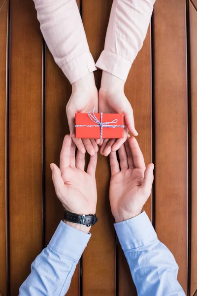 Imagem cortada de namorada presente caixa de presente para namorado — Fotografia de Stock