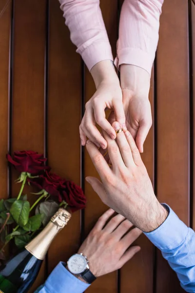 Imagen recortada de novia con anillo en dedo novio - foto de stock