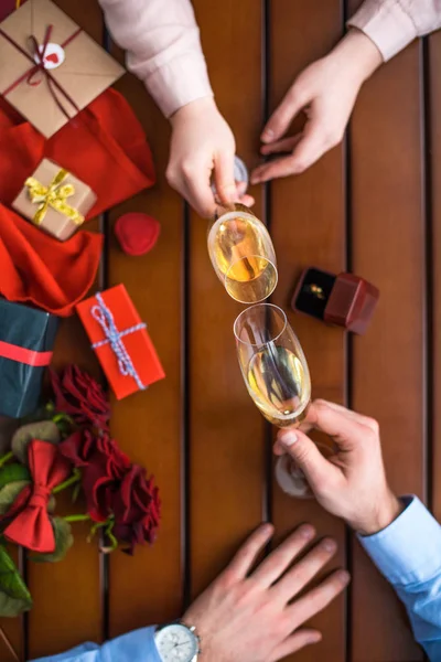 Image recadrée de couple cliquetis avec des verres de champagne — Photo de stock