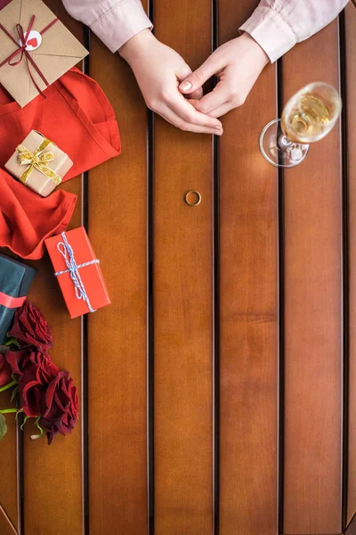 Imagem cortada de mulher sentada com anel de casamento e copo de champanhe — Fotografia de Stock