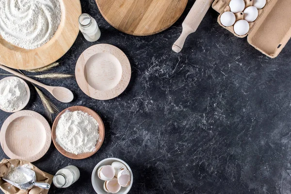 Flay mit arrangierten Brotbackzutaten und Geschirr auf Marmor-Tischplatte — Stockfoto