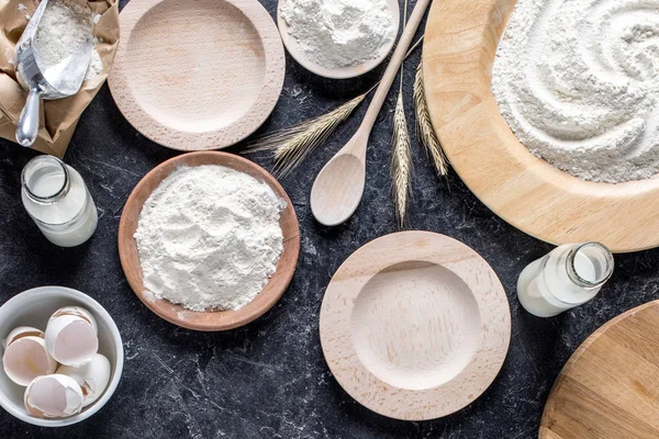 Flay lay with arranged bread bakery ingredients and kitchenware on marble tabletop — Stock Photo