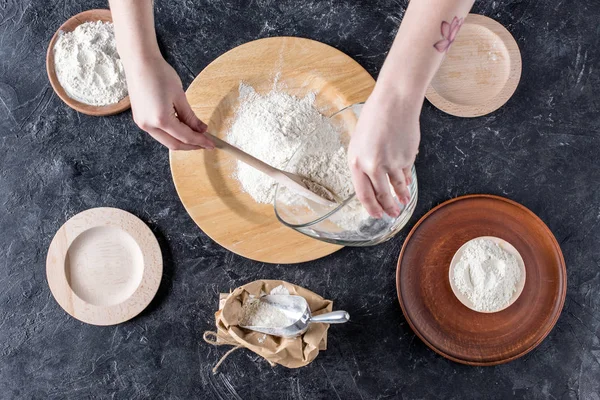 Plan recadré de femme mélangeant des ingrédients pendant la cuisson du pain — Photo de stock