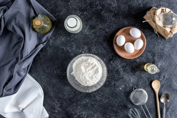 Вид зверху організованого посуду та інгредієнтів для випічки хліба на поверхні темного мармуру — стокове фото