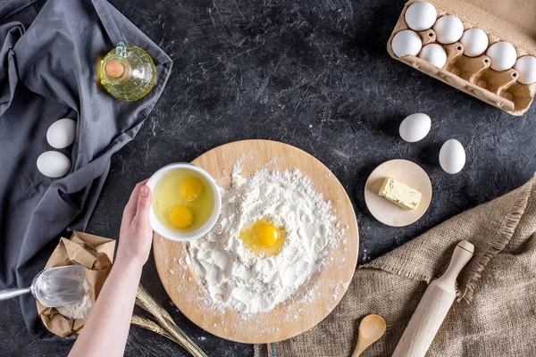 Tiro cortado de mulher misturando ingredientes para pão — Fotografia de Stock