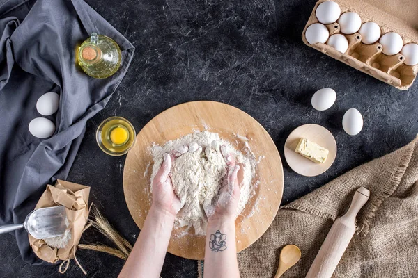 Обрезанный кадр женщины замесить тесто для домашнего хлеба — стоковое фото