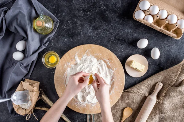 Plan recadré de femme mélangeant des ingrédients pour la cuisson du pain — Photo de stock