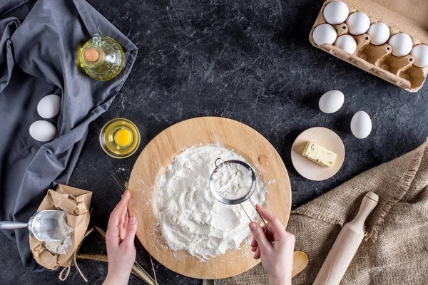 Colpo ritagliato di donna mescolando ingredienti per il pane — Foto stock