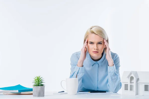 Porträt eines müden Immobilienmaklers am Arbeitsplatz — Stockfoto