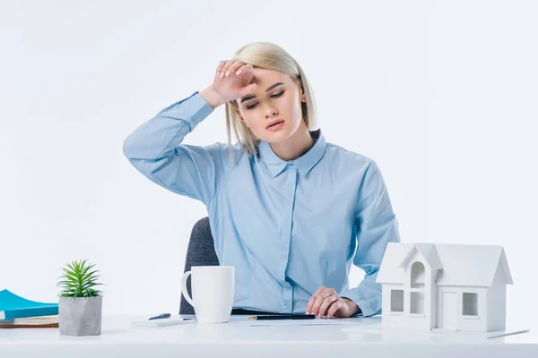 Portrait d'agent immobilier fatigué sur le lieu de travail — Photo de stock