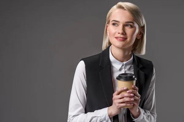 Ritratto di bella donna elegante con caffè da andare isolato su grigio — Foto stock