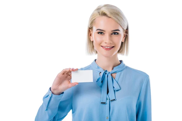 Portrait de femme souriante montrant carte vide à la main isolée sur blanc — Photo de stock