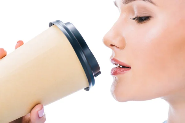 Headshot di giovane donna che beve caffè da tazza monouso isolato su bianco — Foto stock