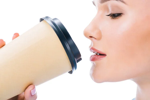 Foto de la joven bebiendo café de la taza desechable aislado en blanco - foto de stock