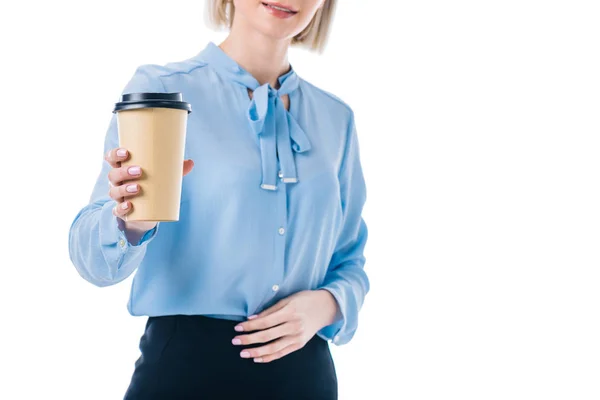 Corte tiro de mulher mostrando café para ir na mão isolado em branco — Fotografia de Stock