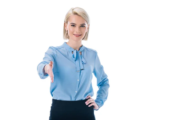 Ritratto di donna sorridente allungando la mano per stretta di mano isolata su bianco — Foto stock