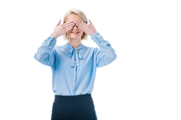 Vista oscurata della donna che copre gli occhi con le mani isolate su bianco — Foto stock