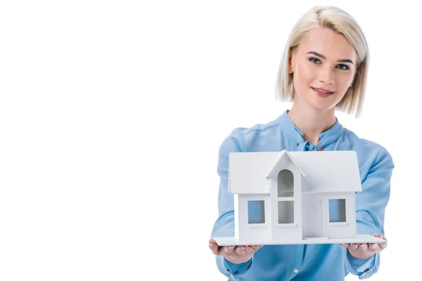 Portrait de jeune agent immobilier avec modèle de maison isolé sur blanc — Photo de stock