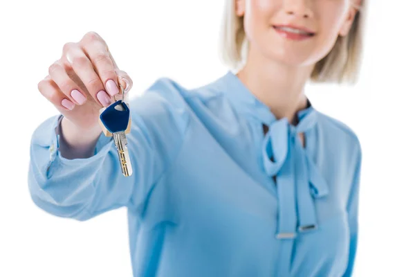 Vue recadrée de l'agent immobilier femelle tenant la clé de la nouvelle maison, isolé sur blanc — Photo de stock