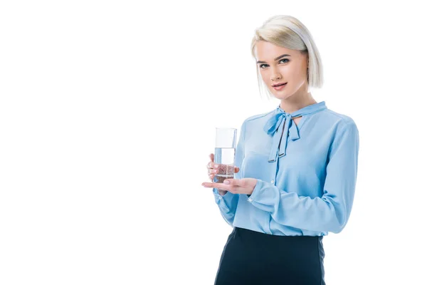 Bela mulher de negócios elegante segurando vidro de água, isolado em branco — Fotografia de Stock