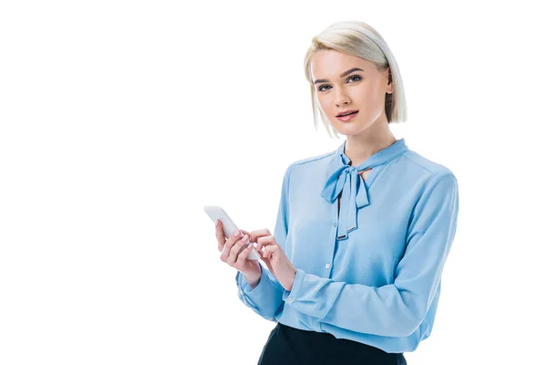 Стильна бізнес-леді використовує смартфон, ізольована на білому — стокове фото