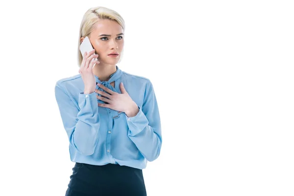 Красива шокована бізнес-леді розмовляє на смартфоні, ізольована на білому — стокове фото