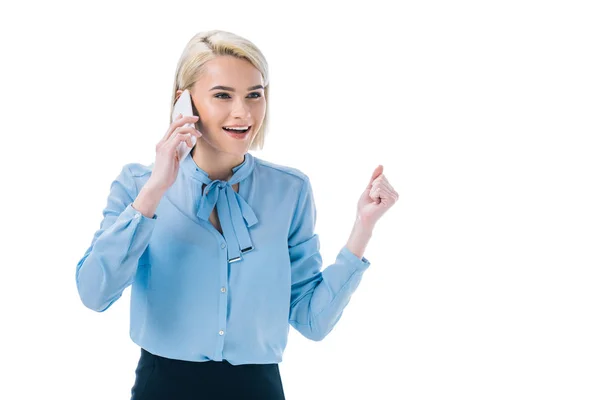 Aufgeregte stilvolle Geschäftsfrau, die auf dem Smartphone spricht, isoliert auf Weiß — Stockfoto