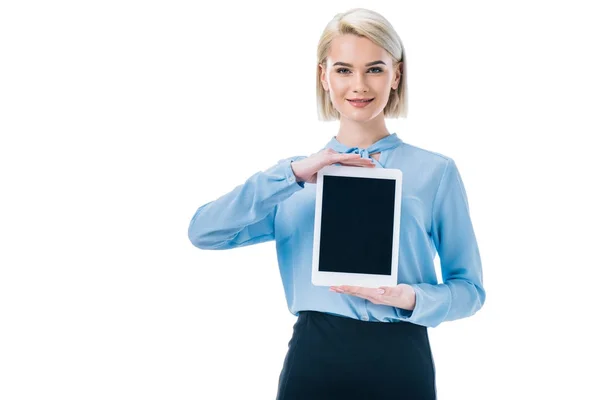 Attrayant femme d'affaires montrant tablette avec écran blanc, isolé sur blanc — Photo de stock