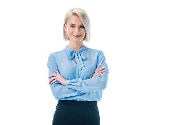 Bella donna d'affari sorridente in posa in abito formale con le braccia incrociate, isolato su bianco — Foto stock