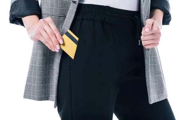 Vista cortada de empresária com cartão de crédito dourado no bolso, isolado em branco — Fotografia de Stock