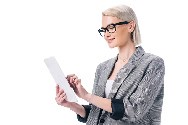 Приваблива стильна бізнес-леді в офіційному одязі з використанням цифрового планшета, ізольована на білому — стокове фото