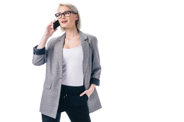 Весёлая стильная деловая женщина разговаривает на смартфоне, изолированная на белом — стоковое фото