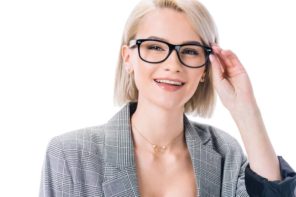 Elegante donna sorridente posa in occhiali da vista, isolato su bianco — Foto stock
