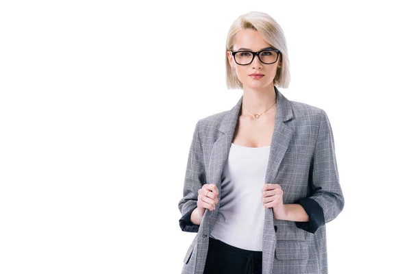 Mujer de negocios con estilo en gafas de vista posando en ropa formal, aislado en blanco - foto de stock