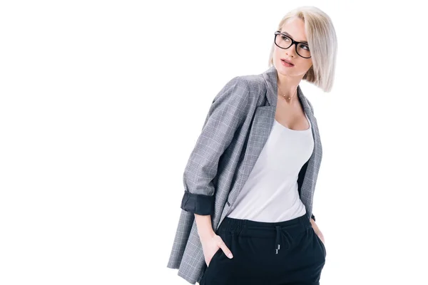 Элегантная стильная деловая женщина в очках, позирующая в формальной одежде, изолированная на белом — стоковое фото