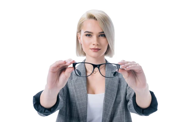 Attraente donna bionda che tiene gli occhiali, isolato su bianco — Foto stock