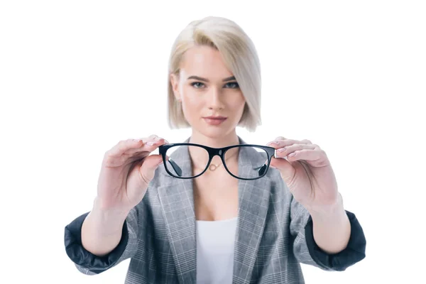 Красива блондинка тримає окуляри, ізольована на білому — стокове фото