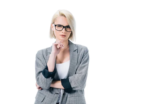 Nachdenkliche Geschäftsfrau posiert in formeller Kleidung, isoliert auf weiß — Stockfoto