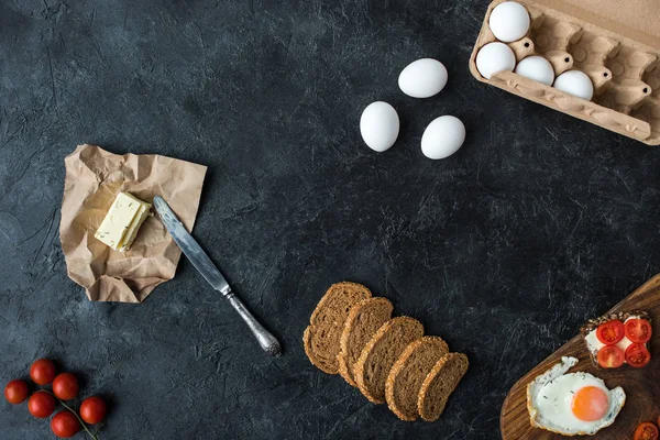 Flat lay com ingredientes para um pequeno-almoço saudável na mesa escura — Fotografia de Stock