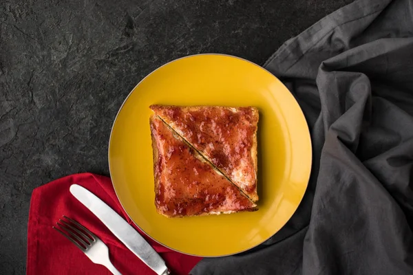 Top view of toasts with jam for breakfast on plate on dark tabletop — Stock Photo