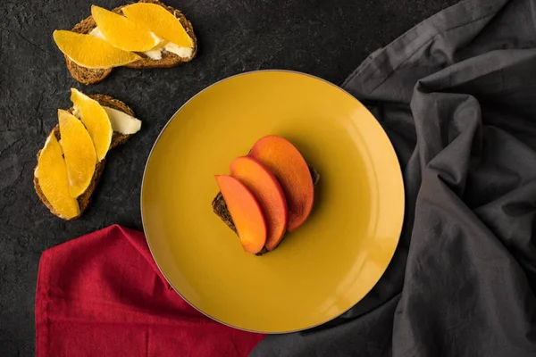 Vue de dessus de collation saine pour le petit déjeuner sur assiette — Photo de stock