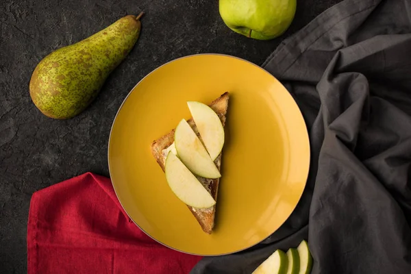 Vue de dessus de collation saine pour le petit déjeuner sur assiette — Photo de stock