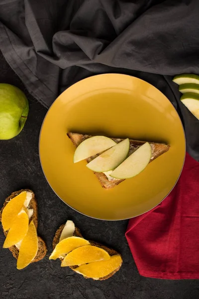 Vista dall'alto di spuntino sano per colazione su piatto — Stock Photo