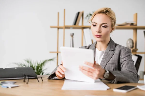 Портрет сфокусированной деловой женщины, использующей планшет на рабочем месте в офисе — стоковое фото