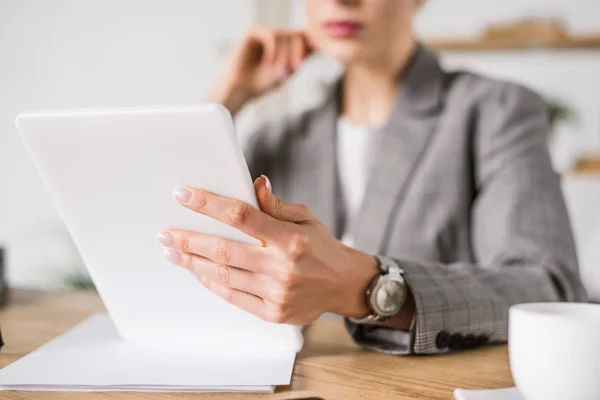 Plan recadré de femme d'affaires avec tablette numérique sur le lieu de travail au bureau — Stock Photo