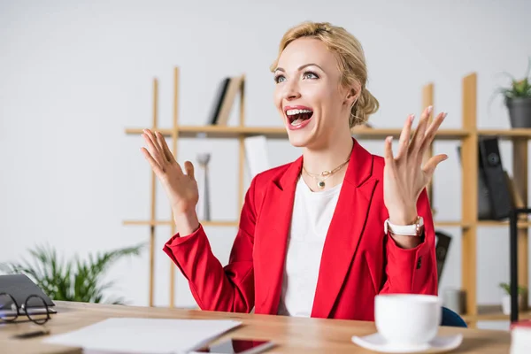 Retrato de mulher de negócios feliz sentado no local de trabalho — Fotografia de Stock