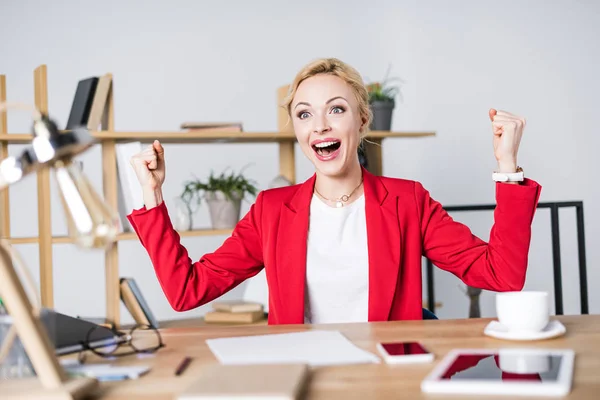 Retrato de mulher de negócios feliz sentado no local de trabalho — Fotografia de Stock
