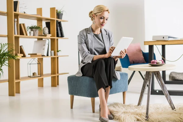 Femme d'affaires ciblée en utilisant la tablette dans le bureau — Photo de stock