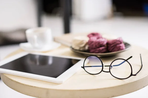 Nahaufnahme von digitalem Tablet, Brille und Zephyr auf hölzerner Tischplatte — Stockfoto