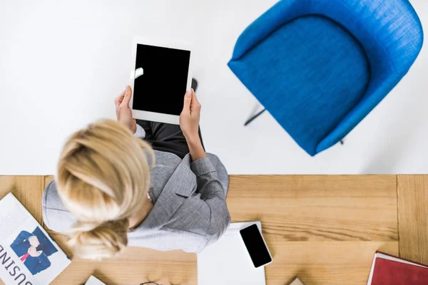 Vista aérea de la mujer de negocios con tableta en el lugar de trabajo en la oficina - foto de stock